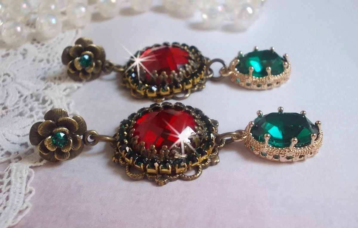 Red and Green monochrome BO mounted with red glass cabochons, oval zirconium pendants, bronze flower-shaped BO and quality accessories