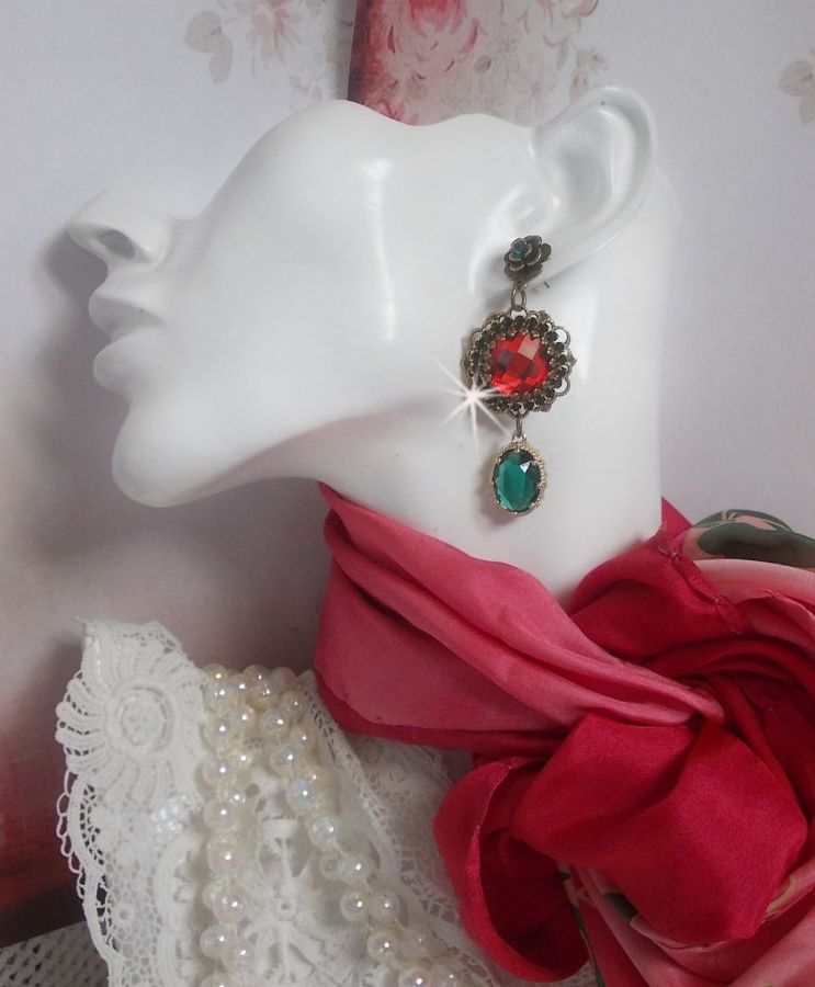 Red and Green monochrome BO mounted with red glass cabochons, oval zirconium pendants, bronze flower-shaped BO and quality accessories