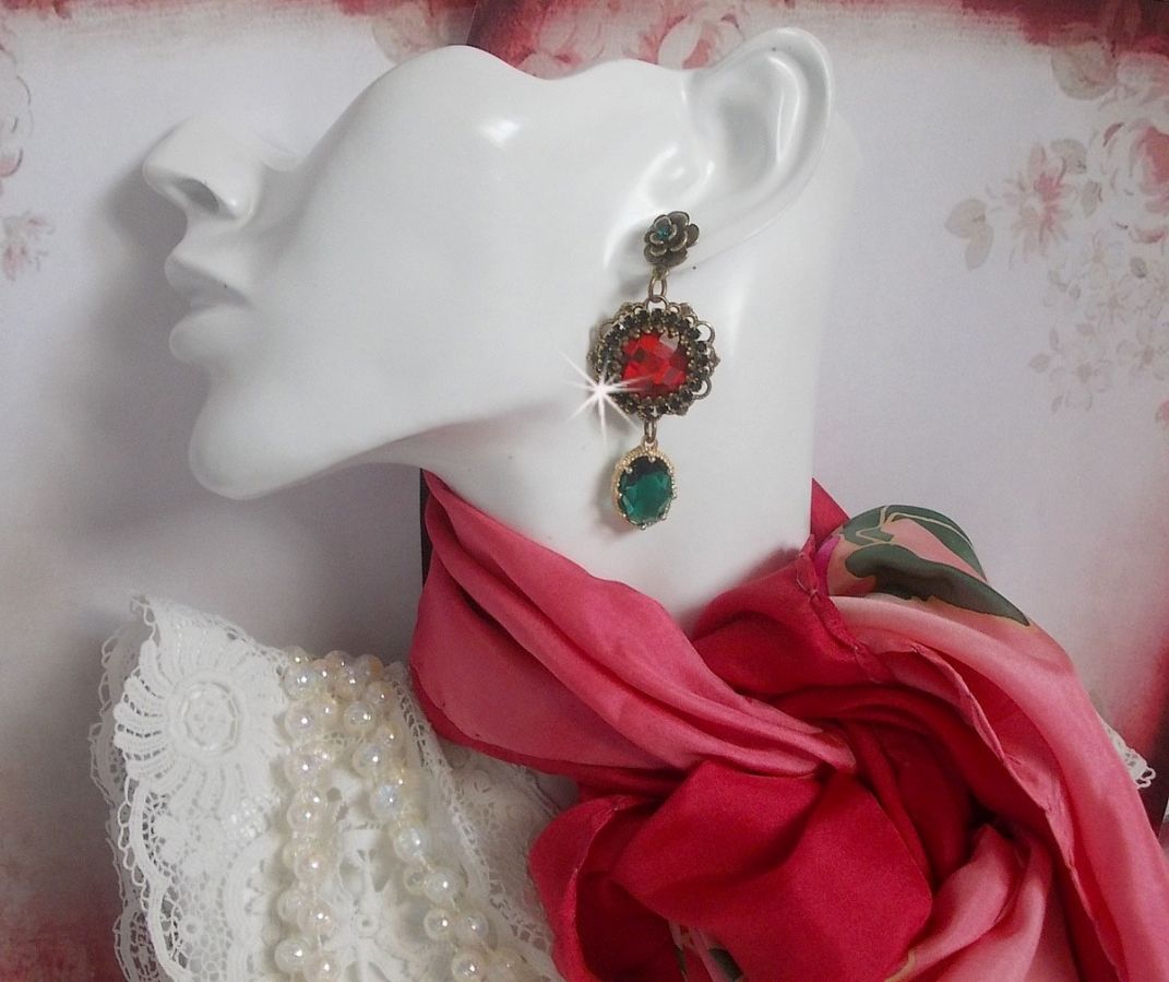 Red and Green monochrome BO mounted with red glass cabochons, oval zirconium pendants, bronze flower-shaped BO and quality accessories