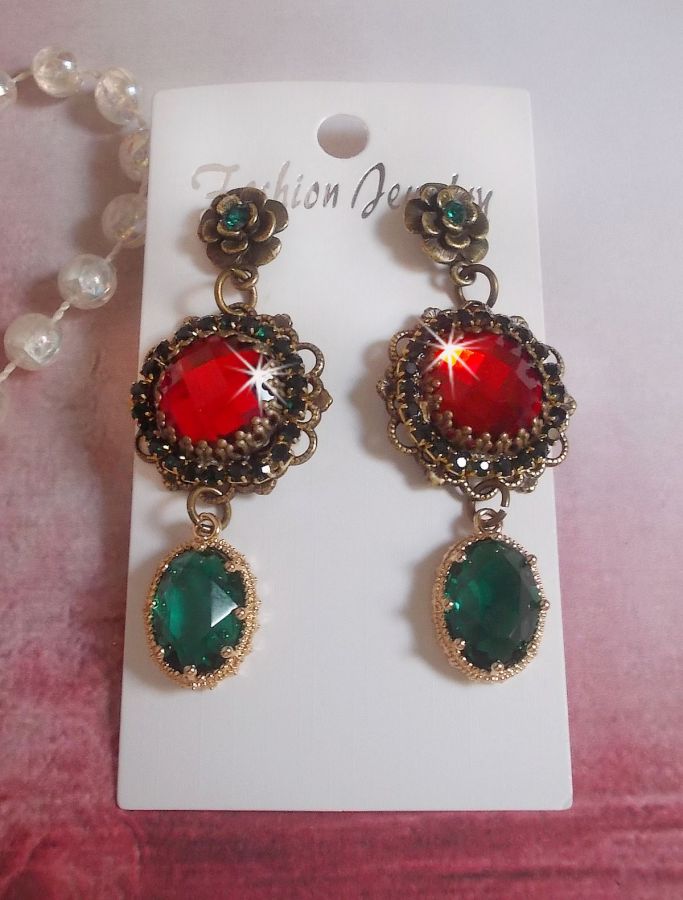 Red and Green monochrome BO mounted with red glass cabochons, oval zirconium pendants, bronze flower-shaped BO and quality accessories