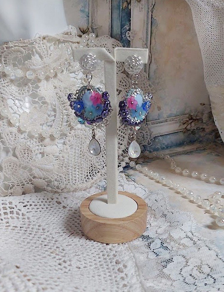 BO Caraïbes montées avec fleurs, strass, estampes, calottes, perles cristal Swarovski et clous d’oreilles 