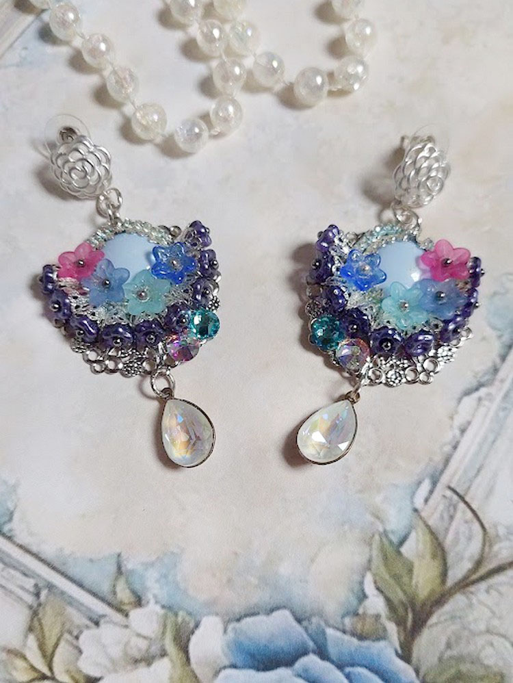 BO Caraïbes montées avec fleurs, strass, estampes, calottes, perles cristal Swarovski et clous d’oreilles 