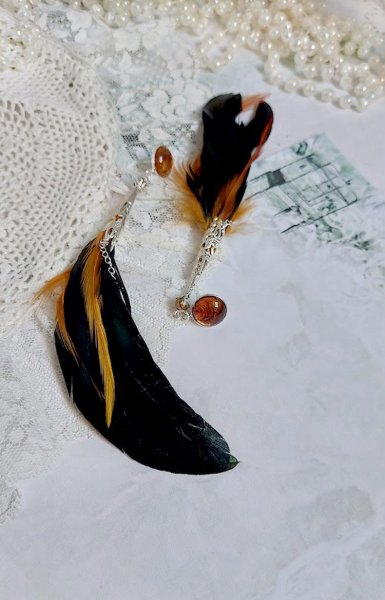 BO Chant du Coq avec des plumes de Coq et Cygne, cha&icirc;ne argent, cabochons r&eacute;sine et clous en laiton