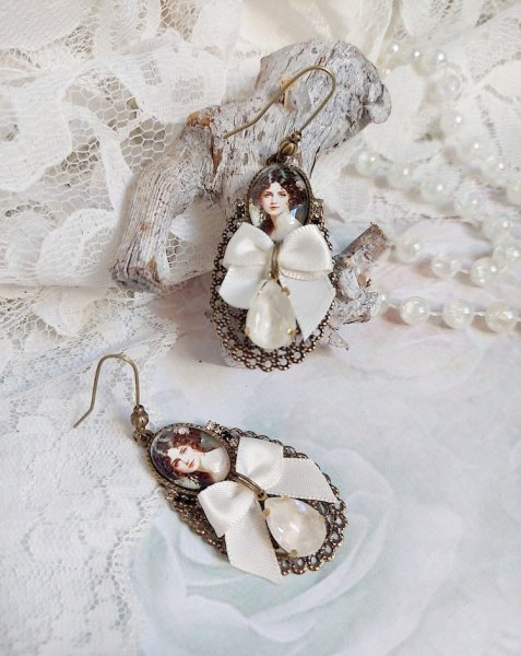 BO Charme Shabby Chic cr&eacute;&eacute;es avec perles Cristal Swarovski, cabochons loupes, strass, crochets laitons