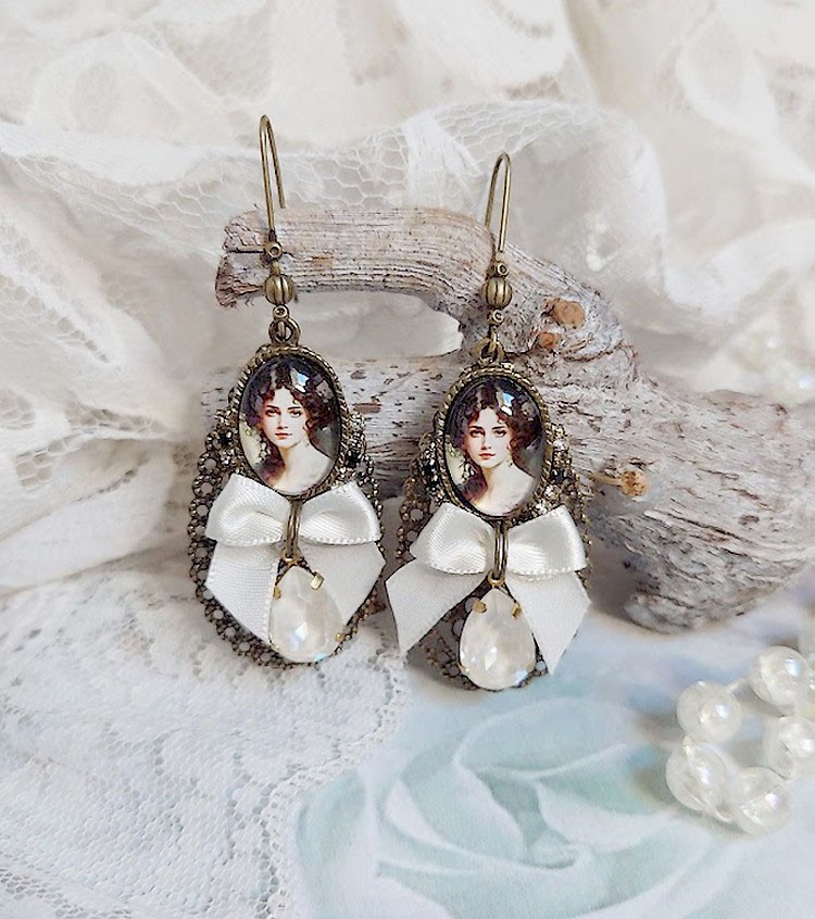 BO Charme Shabby Chic créées avec perles Cristal Swarovski, cabochons loupes, strass, crochets laitons