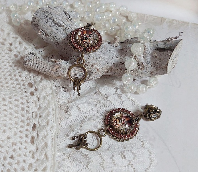 BO Chata Steampunk mont&eacute;es avec breloques cl&eacute;s, strass, cabochons loupes et perles Cristal Swarovski