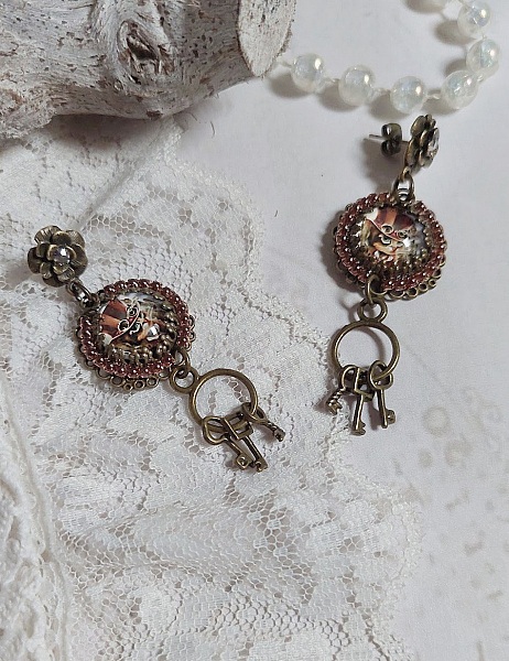 BO Chata Steampunk mont&eacute;es avec breloques cl&eacute;s, strass, cabochons loupes et perles Cristal Swarovski