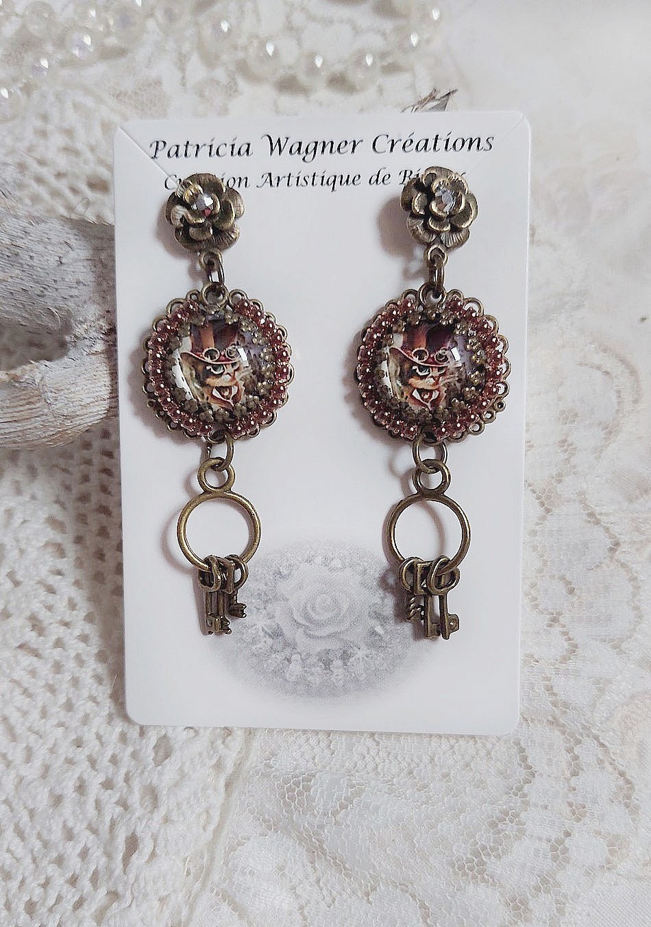 BO Chata Steampunk mont&eacute;es avec breloques cl&eacute;s, strass, cabochons loupes et perles Cristal Swarovski