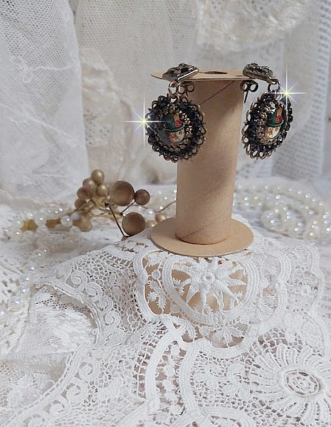 BO Chatou Steampunk mont&eacute;es avec cabochons loupes repr&eacute;sentant des chats en chapeau haut de forme Vert avec un m&eacute;daillon orn&eacute;s d&rsquo;une cha&icirc;ne strass Noire sur estampes Bonze et clous d'oreilles Laiton