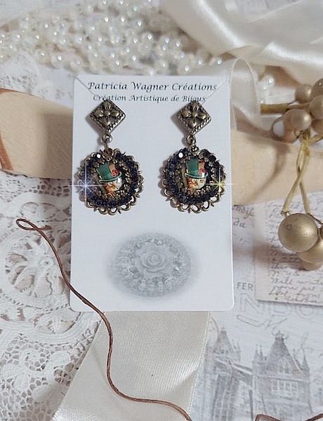 BO Chatou Steampunk mont&eacute;es avec cabochons loupes repr&eacute;sentant des chats en chapeau haut de forme Vert avec un m&eacute;daillon orn&eacute;s d&rsquo;une cha&icirc;ne strass Noire sur estampes Bonze et clous d'oreilles Laiton