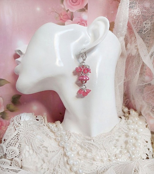 Boucles d'oreilles pendantes fleurs roses et perles cristal Swarovski.