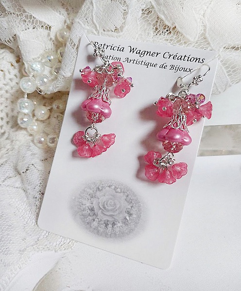 Boucles d'oreilles pendantes fleurs roses et perles cristal Swarovski.