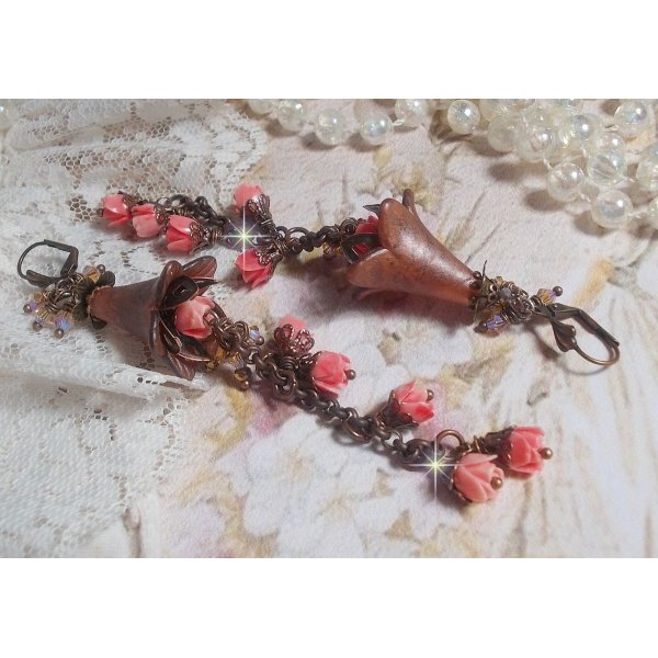 BO Corail Roses Sauvages  cr&eacute;&eacute;es avec boutons de Roses en verre, cristaux, fleurs lucites peintes &agrave; la main, coupelles et dormeuses en laiton