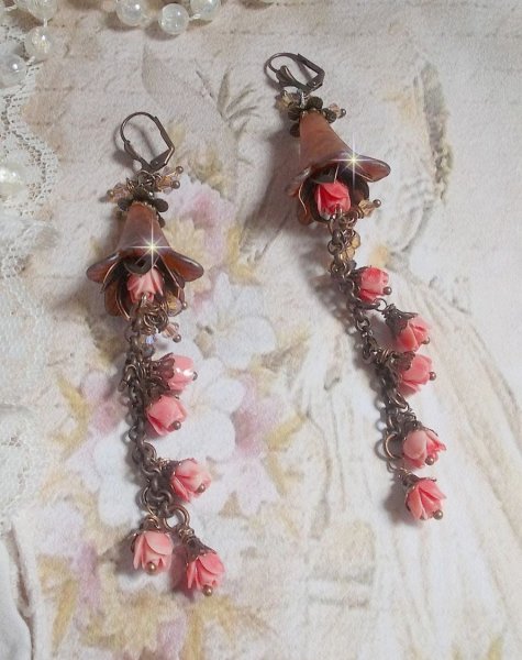 BO Corail Roses Sauvages  cr&eacute;&eacute;es avec boutons de Roses en verre, cristaux, fleurs lucites peintes &agrave; la main, coupelles et dormeuses en laiton