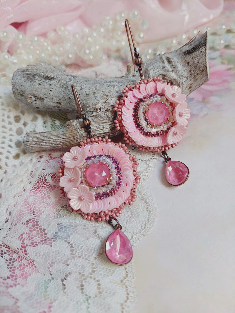 BO Dahlia brodées avec sequins, fleurs acryliques, rocailles verres et perles Cristal Swarovski