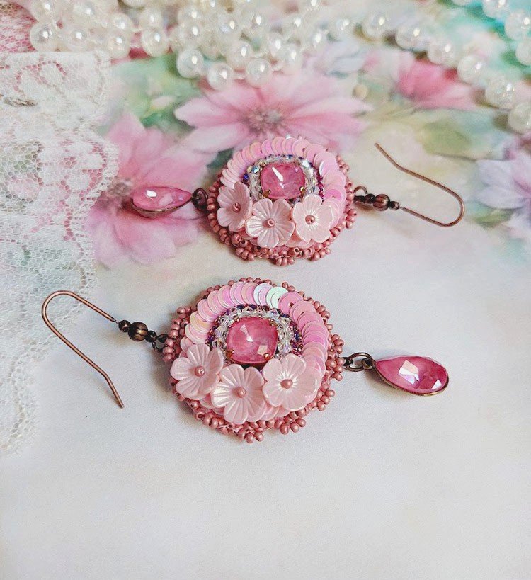 BO Dahlia brodées avec sequins, fleurs acryliques, rocailles verres et perles Cristal Swarovski