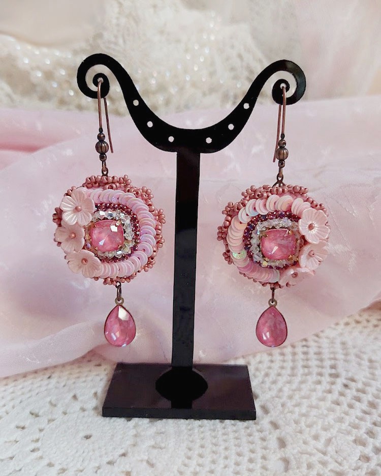 BO Dahlia brodées avec sequins, fleurs acryliques, rocailles verres et perles Cristal Swarovski