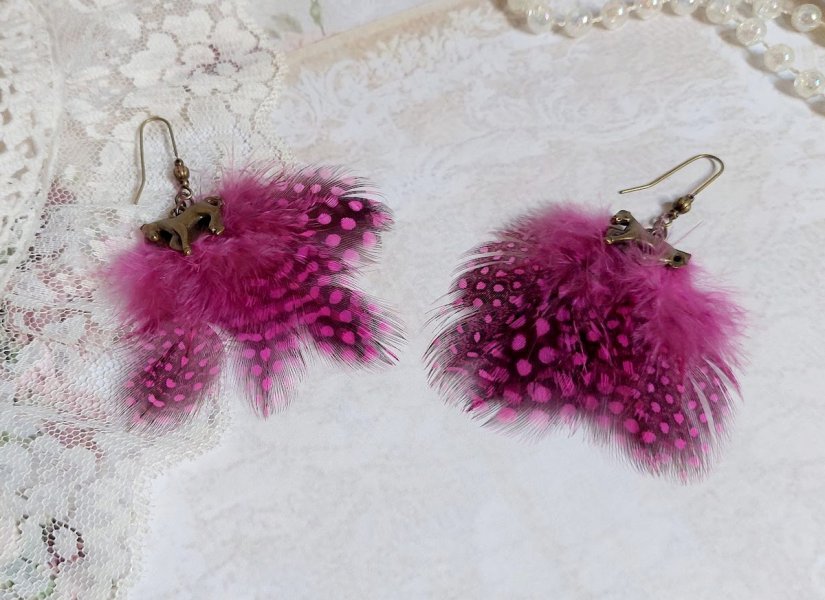 BO Danse avec les Plumes mont&eacute;es avec plumes de pintade, breloques cheval et clous d&rsquo;oreilles laiton