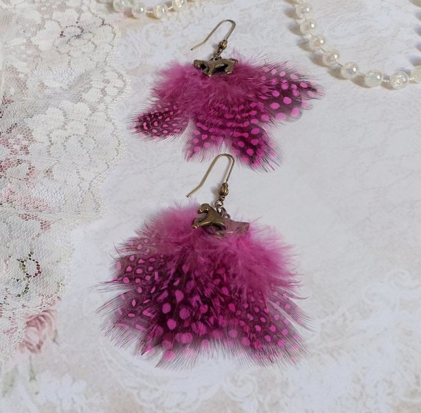 BO Danse avec les Plumes mont&eacute;es avec plumes de pintade, breloques cheval et clous d&rsquo;oreilles laiton