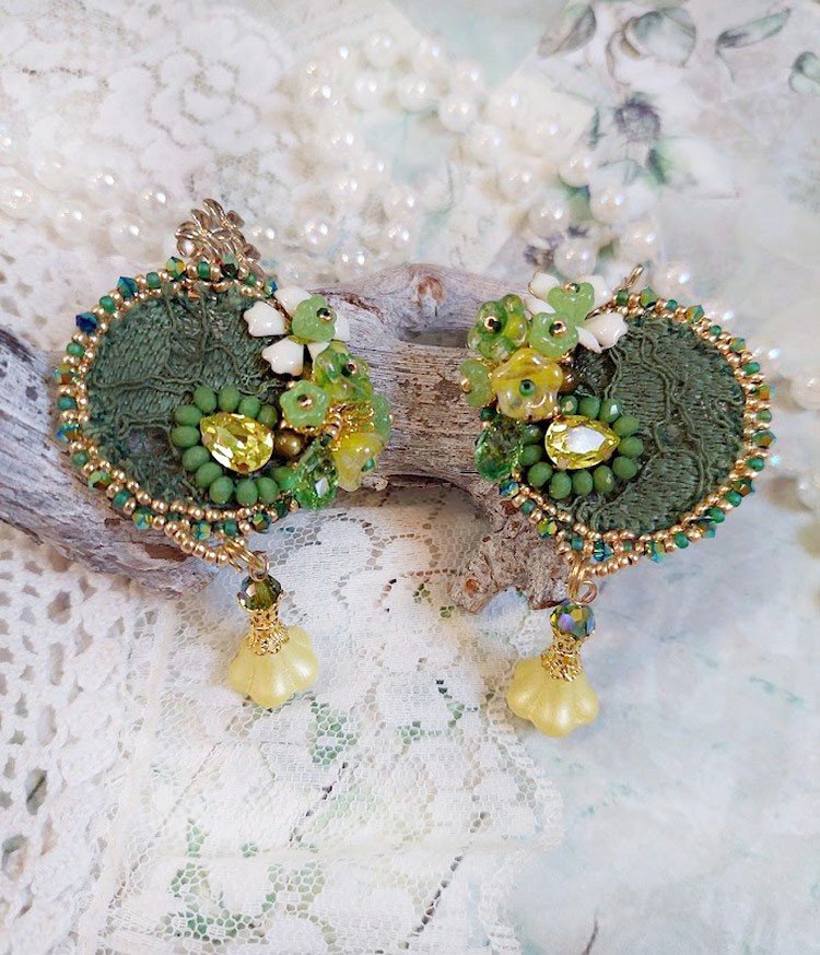 BO Espoir brod&eacute;es avec fleurs et rondes aplaties verres, dentelle, perles Cristal Swarovski