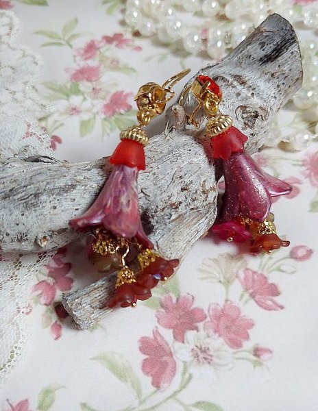 BO Esp&eacute;rance d&rsquo;un Jour avec des fleurs r&eacute;sine et synth&eacute;tique, cha&icirc;ne plaqu&eacute;e or, perles cristal Swarovski.