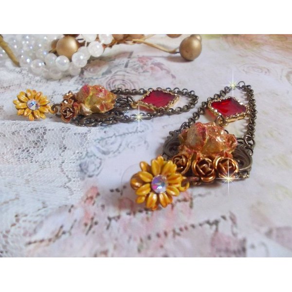 BO Feu de Lumi&egrave;re avec des cabochons roses de couleur Jaune et rouge en porcelaine, cristaux, mont&eacute;s sur estampes, feuilles en laiton, boucles marguerites &eacute;maill&eacute;es et pendentifs vitrail Rouge