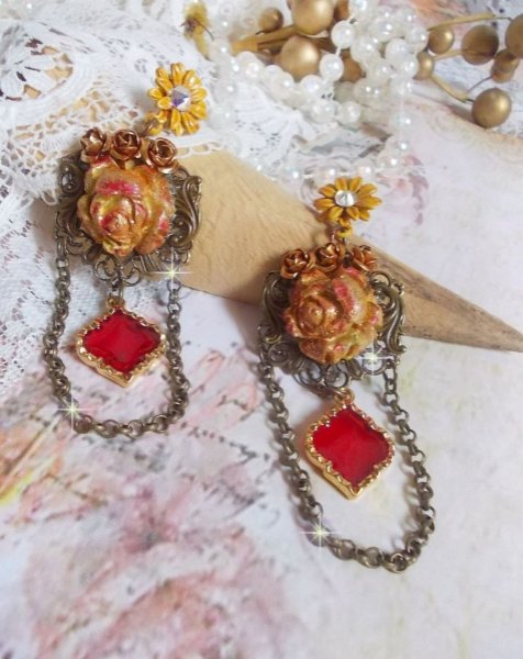 BO Feu de Lumi&egrave;re avec des cabochons roses de couleur Jaune et rouge en porcelaine, cristaux, mont&eacute;s sur estampes, feuilles en laiton, boucles marguerites &eacute;maill&eacute;es et pendentifs vitrail Rouge