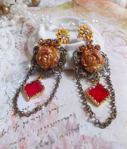 BO Feu de Lumi&egrave;re avec des cabochons roses de couleur Jaune et rouge en porcelaine, cristaux, mont&eacute;s sur estampes, feuilles en laiton, boucles marguerites &eacute;maill&eacute;es et pendentifs vitrail Rouge