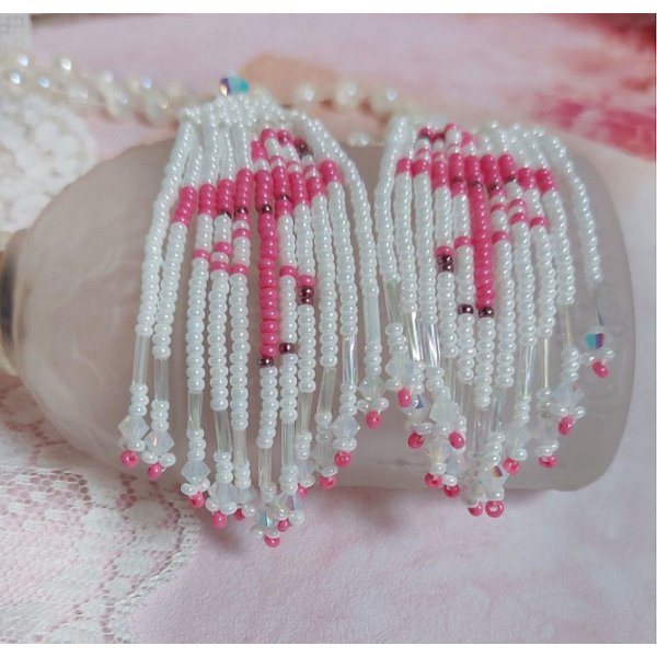 BO Les Flamants Blancs et Roses mont&eacute;es aux rocailles de qualit&eacute; en verre. Couleurs : Blanc et Rose. S&rsquo;ajoute aux rocailles des toupies Blanches. Le tout est associ&eacute; &agrave; des crochets en argent 925.