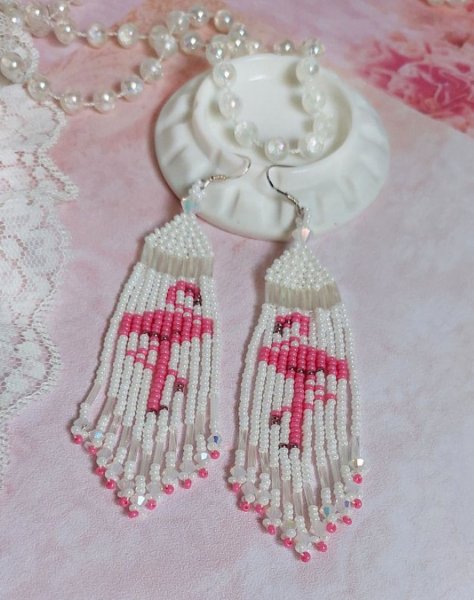 BO Les Flamants Blancs et Roses mont&eacute;es aux rocailles de qualit&eacute; en verre. Couleurs : Blanc et Rose. S&rsquo;ajoute aux rocailles des toupies Blanches. Le tout est associ&eacute; &agrave; des crochets en argent 925.