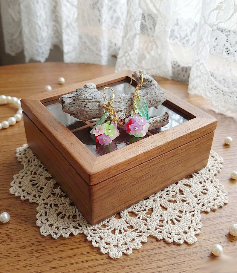 BO Fleurettes cr&eacute;&eacute;es avec fleurs synth&eacute;tiques, perles verres et Cristaux de Swarovski