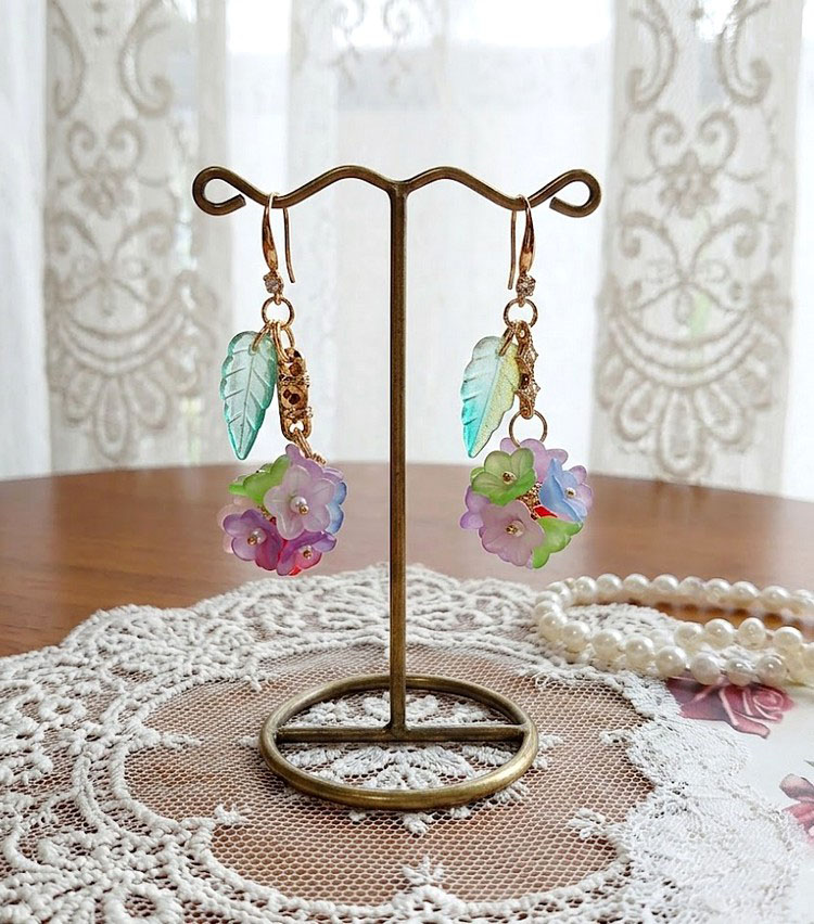 BO Fleurettes cr&eacute;&eacute;es avec fleurs synth&eacute;tiques, perles verres et Cristaux de Swarovski