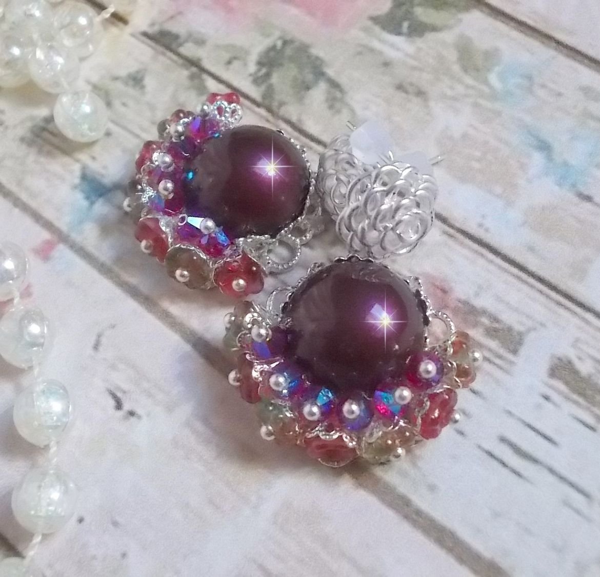 BO Fleurs de Cabaret avec des cabochons ronds Bordeaux en cristal de Swarovski, des toupies Fuschia, des fleurs clochettes en verre sur une base pendentif argentée et des clous d'oreilles en métal