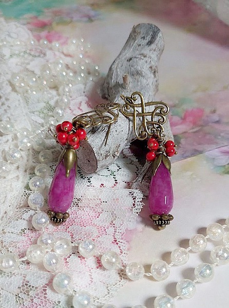 BO Framboises mont&eacute;es avec des perles en Jade, clous, rondelles, coupelles et crochets d'oreilles estampes 