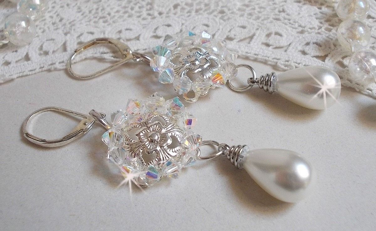 BO Gouttelettes Givrées with Swarovski crystal spinning tops and white Majorca pearls