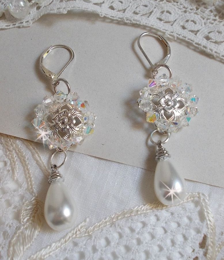 BO Gouttelettes Givrées with Swarovski crystal spinning tops and white Majorca pearls