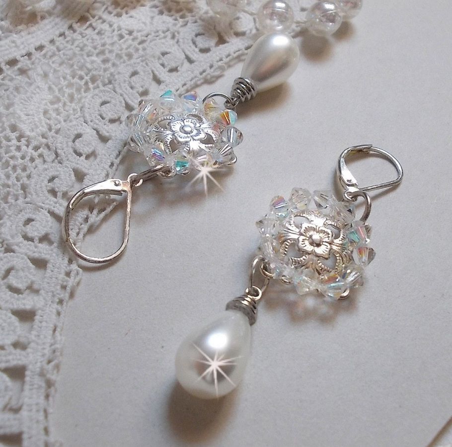 BO Gouttelettes Givrées with Swarovski crystal spinning tops and white Majorca pearls