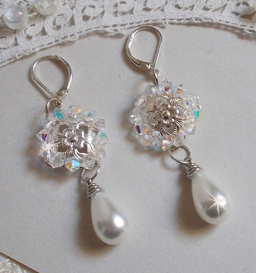 BO Gouttelettes Givrées with Swarovski crystal spinning tops and white Majorca pearls