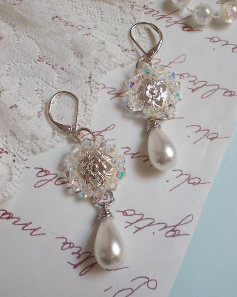 BO Gouttelettes Givr&eacute;es with Swarovski crystal spinning tops and white Majorca pearls