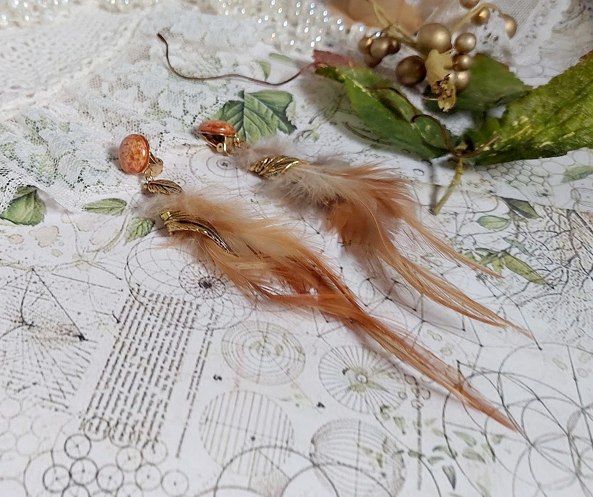 BO Grandes Plumes Ambre montées avec des plumes de Coq effet trois tons Beige, Marron et Blanc, breloques feuilles torsadées Viel Or en Métal, cabochons en Verre sur des clips d’oreill