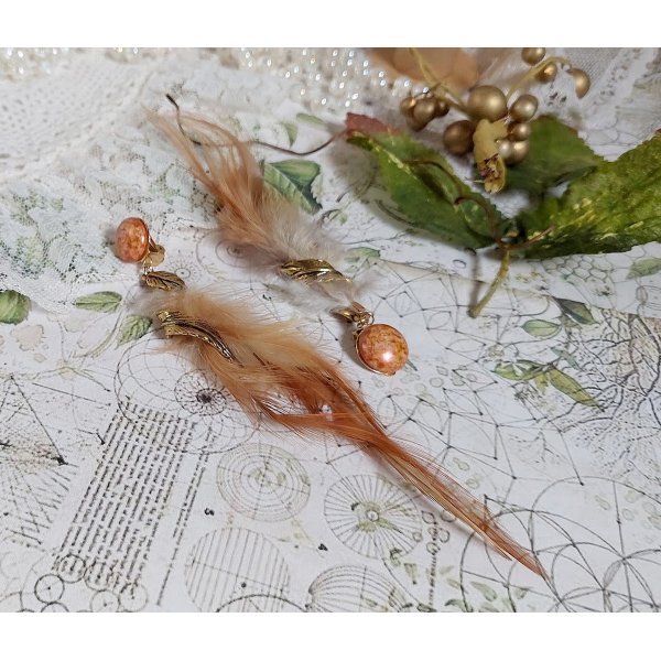 BO Grandes Plumes Ambre mont&eacute;es avec des plumes de Coq trois tons, breloques feuilles torsad&eacute;esl, cabochons en Verre et clips d&rsquo;oreilles en laiton