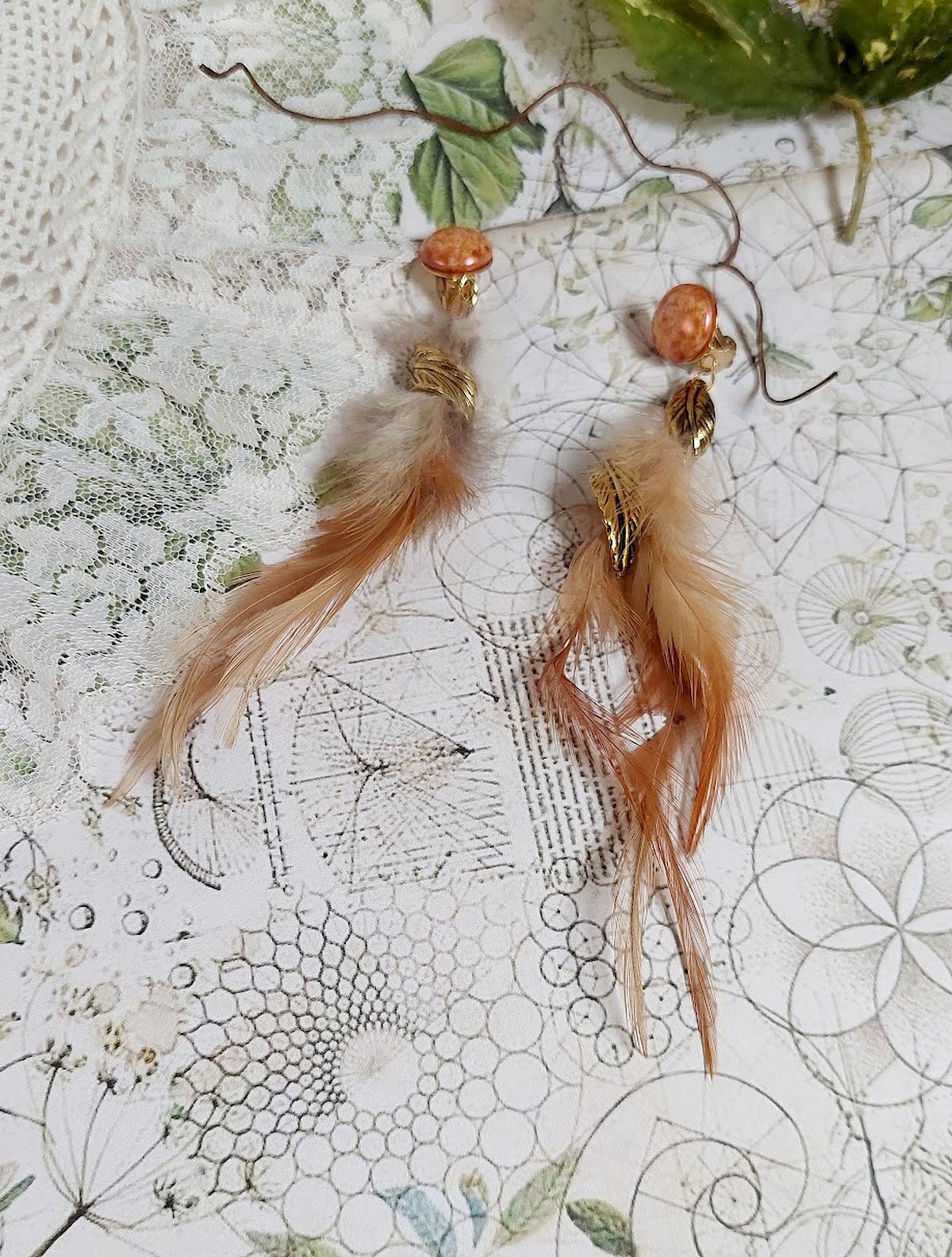 BO Grandes Plumes Ambre mont&eacute;es avec des plumes de Coq trois tons, breloques feuilles torsad&eacute;esl, cabochons en Verre et clips d&rsquo;oreilles en laiton