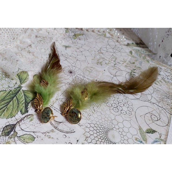 BO Grandes Plumes Vertes mont&eacute;es avec des plumes de Coq effet deux tons Vert et Marron, breloques feuilles torsad&eacute;es Viel Or en M&eacute;tal, cabochons en Verre sur des clous d&rsquo;oreilles Dor&eacute;s en Laiton