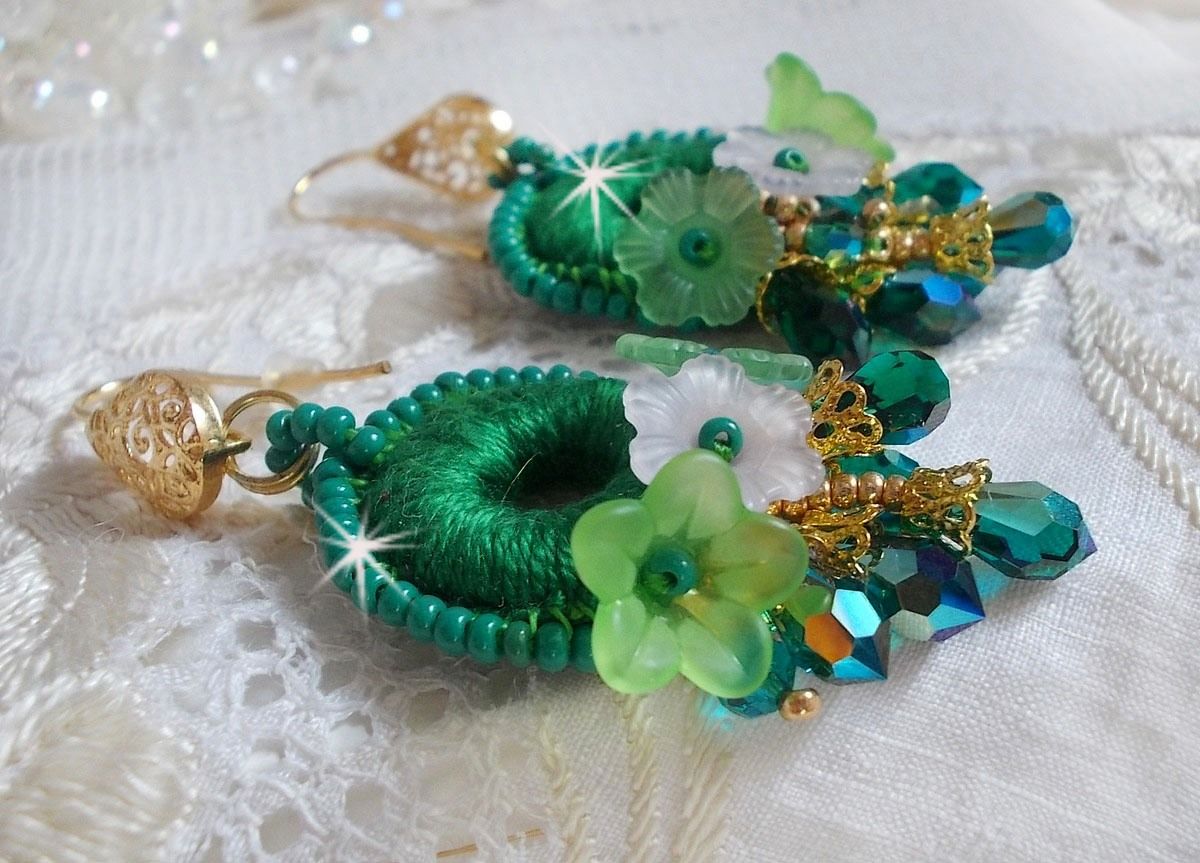 BO Green Iris embroidered with emerald green DMC cotton and Swarovski crystal drops