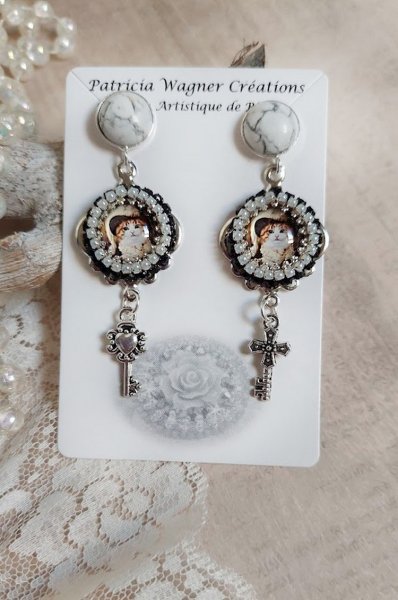 BO Grichou Steampunk avec cabochons verres, strass, howlite, breloques, estampes et clous d'oreilles