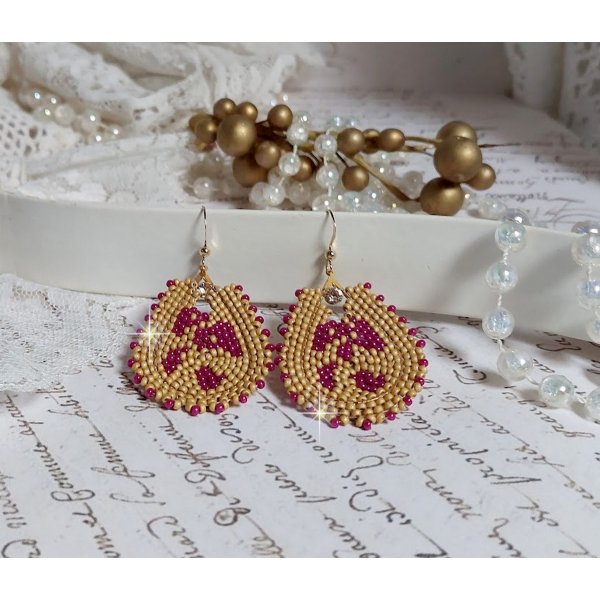 BO Holidays aux teintes color&eacute;es de Beige et Fuchsia inspir&eacute;es des belles vacances. Mont&eacute;es avec des rocailles en Verre sur supports de boucles gouttes, cristaux et crochets Gold Filled 14 carats