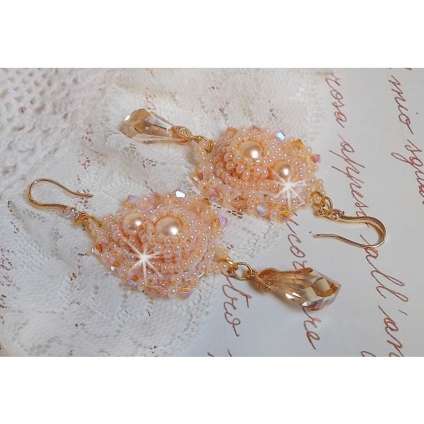 BO Idylle Beauty embroidered with Swarovski crystals, gold-plated accessories and seed beads