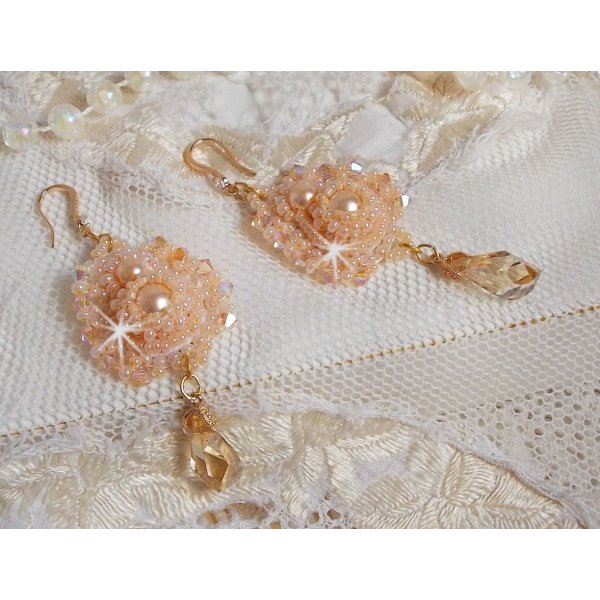 BO Idylle Beauty embroidered with Swarovski crystals, gold-plated accessories and seed beads