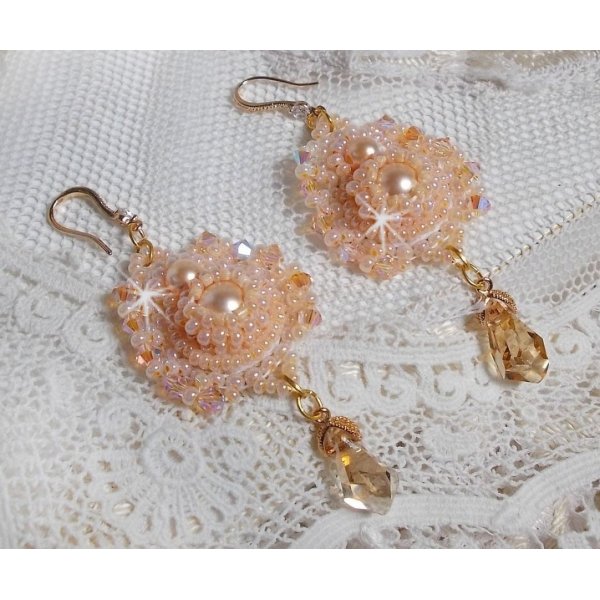 BO Idylle Beauty embroidered with Swarovski crystals, gold-plated accessories and seed beads