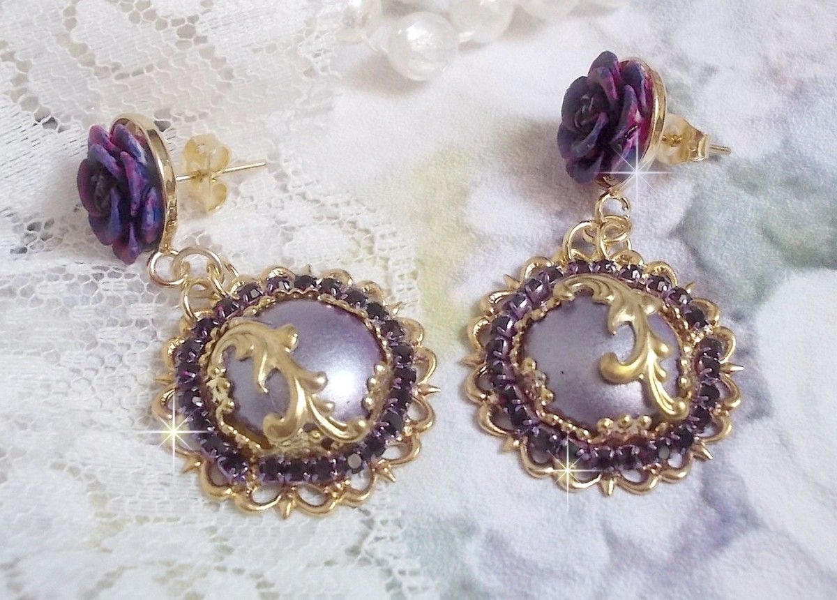 BO Illusions Merveilleuses créées avec des cabochons mauve en verre, des entretoises dorées et strassées de couleur Améthyste, estampes filigranées, clous d'oreilles dorées